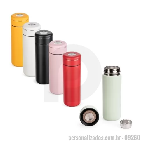 Garrafa térmica personalizada - Garrafa térmica com capacidade máxima de 300ml. Possui estrutura de parede dupla com interior em inox 316, exterior em inox 201 e pintura eletrostática, além de base emborrachada antiderrapante. Apresenta tampa rosqueável com anel de vedação em silicone. Acompanha cesto infusor em inox com alça.