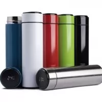 Descrição: Garrafa inox 500ml com parede dupla, infusor, e Display LED com termômetro digital na tampa para indicar a temperatura do líquido. Conserva temperatura quente ou fria.  Altura :  22,7 cm  Largura :  6,5 cm  Circunferência :  20,4 cm  Medidas aproximadas para gravação (CxL):  18 cm x 7 cm  Peso aproximado (g):  277