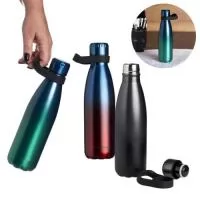 Garrafa Térmica Inovut - 510ml. Em aço inoxidável com parede dupla, tampa com vedação à prova de vazamento, alça em silicone para transporte, pode ser lavada em lava-louças, conserva gelado até 24 horas e quente até 12 horas. Gravação Laser e Silkscreen. Tamanho 25,5x6,5(Diam.) cm.