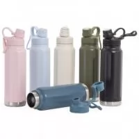 Garrafa térmica feita em inox 304 de parede dupla com capacidade de 950ml. Com design de faixas em relevo, a garrafa possui tampa com alça para transporte e tampa de proteção para o bocal.