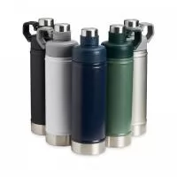 Garrafa térmica de parede dupla em inox, capacidade de 700ml. Tampa principal com bocal e tampa protetora com alça de transporte acoplada.