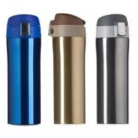 Garrafa térmica com capacidade até 350ml com sistema de trava. Material metálico com revestimento interno em inox, possui tampa plástica fosca com borracha interna para vedação evitando o vazamento de líquido e prezando sua temperatura; possui botão central para abertura e trava lateral(basta seguir a orientação dos desenhos de cadeados simulando o travamento/destravamento da tampa).  A Garrafa Térmica 350ml  possui várias cores e é um produto fantástico para divulgar a sua Marca e Fidelizar o seu Cliente.