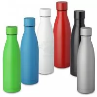 Garrafa térmica em aço inox com parede dupla isolada à vácuo, com tampa de inox na cor do produto e anel de silicone para vedação. Capacidadede até 500ml, pintura fosca.