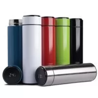 Garrafa térmica em aço inox com parede dupla isolada a vácuo, com capacidade até 450ml com infusor. Tampa rosqueável com anel de silicone para vedação. Display LED com termômetro digital na tampa para indicar a temperatura do líquido, Conserva líquido quente por até 12 horas e líquido frio até 18 horas. 
