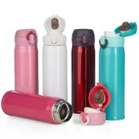 Garrafa térmica de 400ml de inox colorida com botão e válvula para abertura. Possui um sistema de trava (basta mover para cima/baixo para abrir/fechar), pressione o botão central para abrir a tampa(possui na parte interna borracha protetora evitando vazar o líquido). Para abrir a tampa por completo basta rosqueá-la, parte interna revestida em inox. Na embalagem do produto pode ir especificado a capacidade de 450ml ou 500ml devido aos fabricantes que trabalham terem impresso a descrição deste modo, porém ressalvamos a capacidade correta de 400ml.  Medidas aproximadas para gravação (CxL):  16 cm x 6 cm  Tamanho total aproximado  (CxL):  22,7 cm x 7,2 cm x 20,5 cm  Peso aproximado (g):  222