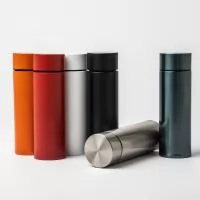 Garrafa térmica 320ml feita em aço inoxidável 304 com tampa rosqueável.