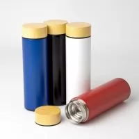 Garrafa térmica 450ml em inox com parede dupla, infusor e tampa rosqueável com detalhe em madeira.