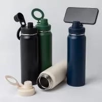 Garrafa Térmica de 850ml em inox 304, é possível utilizá-la como tripé através de sua alça flexível, segura e magnética integrada à tampa. Basta posicionar o celular (compatível a partir do iPhone 12º geração) na alça e aproveitar. Além disso, sua ta