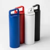 Garrafa térmica em inox, com parede dupla e capacidade de 600ml. A tampa é plástica rosqueável e possui alça acoplada.