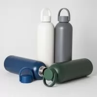 Experimente a qualidade desta garrafa térmica de 750ml. Feita em inox 304, excelente para manter a temperatura perfeita, seja ela quente ou fria. Possui tampa plástica com abertura rosqueável e alça flexível emborrachada para maior conforto ao transportá-la. Essa garrafa com certeza é a escolha perfeita para o dia a dia. 