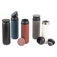 Garrafa térmica feita em inox 304 com parede dupla, capacidade de 470ml. Tampa de abertura dupla.