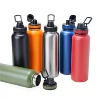 Garrafa térmica feita em inox com parede dupla, capacidade de 1,2 litros. Tampa livre de BPA com alça para transporte e tampa de proteção para o bocal.