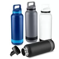 Garrafa térmica em aço inox com parede dupla isolada a vácuo, com capacidade de até 750ml. Tampa rosqueável com anel de silicone para vedação. Alça plástica tipo mosquetão.