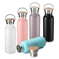 Garrafa térmica em aço inox com parede dupla isolada a vácuo, com capacidade de até 500ml. Tampa rosqueável com revestimento em fibra de bambu. Alça em metal. Detalhe cromado. Pintura fosca.