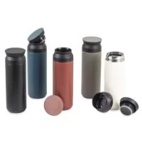 Garrafa térmica feita em inox 304 com parede dupla, capacidade de 470ml. Tampa de abertura dupla.
