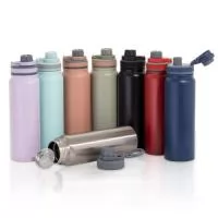 Garrafa térmica com infusor de bebidas, feita em inox 304 de parede dupla com capacidade de 850ml. Tampa com alça para transporte e tampa de proteção para o bocal.