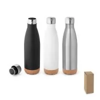 Garrafa em aço inox de parede dupla térmica, isolada a vácuo, com tampa em aço inox e base em cortiça. Capacidade até 560 mL. Mantém as bebidas quentes por 8h e frias por 24h. Fornecido em caixa presente de papel kraft. Certificação EU Food Grade. ø71 x 258 mm