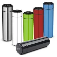 Garrafa térmica em aço inox com parede dupla isolada a vácuo, com capacidade até 450ml. Tampa rosqueável com anel de silicone para vedação. Possui infusor para chás.  Display LED com termômetro digital na tampa para indicar a temperatura do líquido. Possui tampa removível para a troca da pilha.