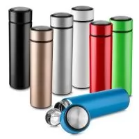 Garrafa térmica em aço inox com parede dupla isolada a vácuo, com capacidade até 450ml. Tampa rosqueável com anel de silicone para vedação. Possui infusor para chás.