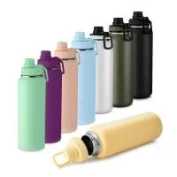 Garrafa térmica em aço inox com parede dupla isolada a vácuo com capacidade de 1,2l. Alça plástica para transporte em formato de mosquetão, bico rosqueável para fácil acesso e tampa rosqueável com anel de silicone com pintura a pó.