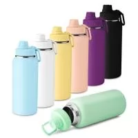 Garrafa térmica em aço inox com parede dupla isolada a vácuo com capacidade de 960ml. Alça plástica em formato de mosquetão para transporte, bico rosqueável para fácil acesso e tampa rosqueável com anel de silicone,  com pintura a pó.