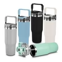 Garrafa térmica em aço inox com parede dupla com capacidade de 950ml parede externa com pintura a pó. Tampa rosqueável com e anel de silicone para vedação. Alça  de transporte em plástico. Permite-se hidratar por canudo ou bico.