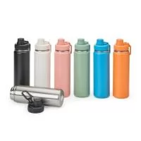 Garrafa térmica inox com capacidade de até 750ml. A pintura eletrostática garante uma cor duradoura e acabamento de maior qualidade. Sua parede dupla e isolamento à vácuo mantém o líquido conservado por mais tempo e permite o uso da garrafa sem a necessidade de se preocupar em entrar em contato direto com o calor interno ou vazamentos. Além disso, a garrafa conta com uma tampa rosqueável e uma alça que facilita o transporte para qualquer lugar.
