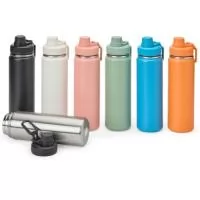 Garrafa térmica inox com capacidade de até 750ml. A pintura eletrostática garante uma cor duradoura e acabamento de maior qualidade. Sua parede dupla e isolamento à vácuo mantém o líquido conservado por mais tempo e permite o uso da garrafa sem a necessidade de se preocupar em entrar em contato direto com o calor interno ou vazamentos. Além disso, a garrafa conta com uma tampa rosqueável e uma alça que facilita o transporte para qualquer lugar.  Altura :  26 cm  Largura :  7 cm  Circunferência :  24 cm