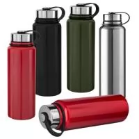 Garrafa térmica em aço inox com parede dupla com capacidade de 1L com infusor de chá. Tampa em aço inox rosqueável com anel de silicone para vedação. Possui alça de transporte em plástico. Pintura brilhosa.