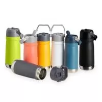 Garrafa térmica em inox de parede dupla, capacidade de 550ml. Tampa com alça de transporte, bico flip e canudo interno.