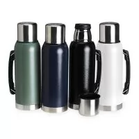 Garrafa térmica de inox livre de BPA com capacidade de 1 litro. Contém alça para transporte. Altura :  30 cm Largura :  11,5 cm Circunferência :  29,2 cm