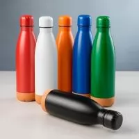 Garrafa Térmica Inox 500ml – Design Moderno e Alta Performance Térmica  Descrição: Garrafa térmica produzida em aço inoxidável com fundo em cortiça e tampa plástica rosqueável. Possui parede dupla com vedação a vácuo, garantindo maior conservação da temperatura de bebidas quentes ou frias por longos períodos. Capacidade total de 500ml.  Especificações: Altura: 27,5 cm Largura: 7,1 cm Circunferência: 22,2 cm Área de gravação: 19 x 6 cm Peso: 285 g  Elegante e funcional, é ideal para uso diário, viagens, escritório ou como brinde personalizado de alto padrão.
