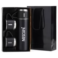 Kit café com garrafa térmica e 03 canecas, disponível em diversas cores. Acompanha caixa para presente tipo sacola com berço interno. Gravação indelével da logo a laser. Um presente inovador, útil e extremamente durável, garantindo a visibilidade da sua logo por muitos anos. Despachamos com frete pago para Sul, Sudeste e Centro Oeste