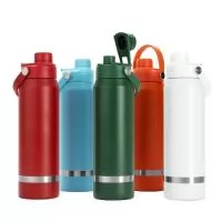 Garrafa Térmica Inox 800ml – Alta Qualidade e Desempenho Térmico  Descrição: Garrafa térmica fabricada em inox 304, com capacidade de até 800ml. Possui parede dupla com vedação a vácuo, que mantém a temperatura de bebidas quentes ou frias por mais tempo. Conta com tampa plástica rosqueável com protetor para o bocal e alça integrada para facilitar o transporte.  Especificações: Altura: 28 cm Largura: 8 cm Circunferência: 25,2 cm Área de gravação: 16 x 8 cm Peso: 412 g  Resistente e funcional, é ideal para o dia a dia, atividades ao ar livre ou como brinde corporativo de alto padrão.