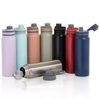 Garrafa térmica com infusor de bebidas, feita em inox 304 de parede dupla com capacidade de 850ml. Tampa com alça para transporte e tampa de proteção para o bocal.  Altura: 27,5 cm Largura: 7,8 cm Circunferência: 25 cm Peso aproximado (g): 394 Medidas aproximadas para gravação (CxL): 19 cm x 4 cm