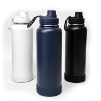 Garrafa  Acompanha tampa com bocal e trava de segurança, base removível de silicone – Possui dimensões aproximadas de 30 cm altura, 9,6 cm de diâmetro