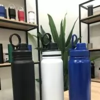 Descrição: Chega de preocupações ao consumir suas bebidas! Nossa garrafa térmica de 850 ml, feita em inox, foi projetada para trazer mais praticidade ao seu dia a dia. Com uma trava embutida na tampa, ela se mantém fixa durante o uso, evitando o incômodo de "acidentes" — como a tampa que bate no rosto enquanto você bebe. Uma solução inteligente para quem busca conforto e eficiência!  Altura :  26,7 cm  Largura :  8 cm  Circunferência :  25 cm  Medidas aproximadas para gravação (CxL):  18 cm x 9 cm