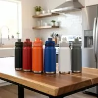 Descrição: Garrafa térmica em inox com base emborrachada antiderrapante e capacidade máxima de 750ml. Possui estrutura de parede dupla e isolamento a vácuo, permitindo conservar a temperatura de líquidos por mais tempo. Dispõe ainda de tampa plástica com alça móvel e protetor para o bocal acionado por botão. Acompanha um canudo plástico para encaixe no interior da garrafa.