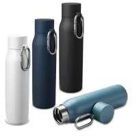 Descrição: Garrafa térmica em inox 304 com pintura eletrostática e capacidade para até 550ml. Possui estrutura de parede dupla e vedação a vácuo, permitindo a conservação de temperatura de líquidos por mais tempo. Conta com tampa em plástico PP com mosquetão removível em alumínio para transporte.
