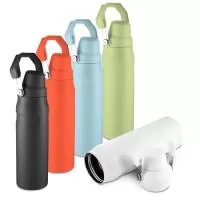 Garrafa térmica de 750 ml com parede dupla em inox (interno 304 / externo 201), pintura a pó e tampa em plástico PP. A tampa é removível e pode ser encaixada na alça. Conserva líquidos : Quente aproximado: 4 horas / Frio aproximado: 5 horas. Gravação da logomarca em 1 cor já inclusa.