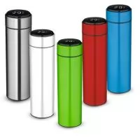 Garrafa térmica em aço inox com parede dupla isolada a vácuo, com capacidade até 450ml. Tampa rosqueável com anel de silicone para vedação. Possui infusor para chás. Display LED com termômetro digital na tampa para indicar a temperatura do líquido. Possui tampa removível para a troca da bateria CR2032. Gravação da logomarca a laser já incluso.