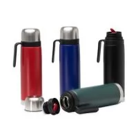 Garrafa térmica de inox com bico condutor e alça plástica, capacidade de 750ml. Gravação da logomarca a laser já incluso.