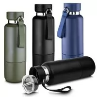 Garrafa térmica em aço inox com parede dupla isolada a vácuo e capacidade de 500ml. Alça de transporte em cordão. Tampa rosqueável, vedada por um anel de silicone e com uma argola tipo mosquetão para o cordão. Parte superior da tampa possui um compartimento para pequenos objetos que acompanha um cordão adicional de 68cm para substituição e cordão de mão com 10cm. Possui copo adicional rosqueável na parte inferior da garrafa de 250ml. Pintura fosca. Gravação da logomarca a laser já incluso.