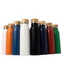 Garrafa Térmica 600ml - Descrição: Garrafa térmica feita em inox com pintura em spray, tampa rosqueável em bambu e capacidade máxima de 600ml. Possui estrutura de parede dupla e isolamento a vácuo, permitindo manter a temperatura de líquidos por mais tempo.