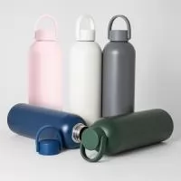 Experimente a qualidade desta garrafa térmica de 750ml. Feita em inox 304, excelente para manter a temperatura perfeita, seja ela quente ou fria. Possui tampa plástica com abertura rosqueável e alça flexível emborrachada para maior conforto ao transportá-la. Essa garrafa com certeza é a escolha perfeita para o dia a dia. 
