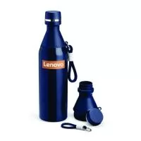 Garrafa térmica em aço inox com capacidade de 500ml, produzida com estrutura de parede dupla que conserva a temperatura de bebidas quentes e frias por mais tempo.  Conta com tampa rosqueável com compartimento removível em plástico, podendo ser utilizada como copo, oferecendo mais praticidade no uso diário. Possui alça em nylon resistente com detalhes em plástico e mosquetão metálico, facilitando o transporte em mochilas, bolsas e viagens.  Um brinde moderno, funcional e de alto valor agregado, ideal para empresas que desejam destacar sua marca com utilidade e sofisticação.