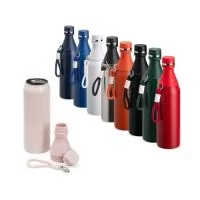 Garrafa térmica em inox com capacidade para até 500ml. Possui estrutura de parede dupla, ideal para conservar a temperatura de líquidos por mais tempo. Conta com tampa rosqueável e compartimento removível em plástico, permitindo o uso como copo. Acompanha alça em nylon com detalhes em plástico e mosquetão metálico.  Altura: 26,2 cm Largura: 7,1 cm