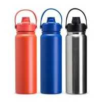 Garrafa térmica em inox com pintura eletrostática e capacidade máxima de 800ml. Possui estrutura interna de parede dupla em inox 304 e vedação a vácuo que permite a manutenção de temperatura de líquidos por mais tempo. Possui tampa rosqueável feita em plástico com proteção para o bocal, bico flip, canudo interno removível e alça fixa maleável para transporte.  Altura: 28 cm Largura: 8,2 cm Circunferência: 25,1 cm