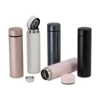 Garrafa térmica 500ml feita em aço inoxidável 304, acompanha infusor de bebidas.  Altura: 22,6 cm Largura: 6,5 cm Circunferência: 20,5 cm