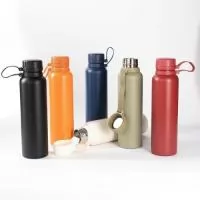 Garrafa térmica com infusor de bebidas, feita em inox 304 com capacidade de 1 litro. Contém base antiderrapante e alça de silicone acoplada na tampa.